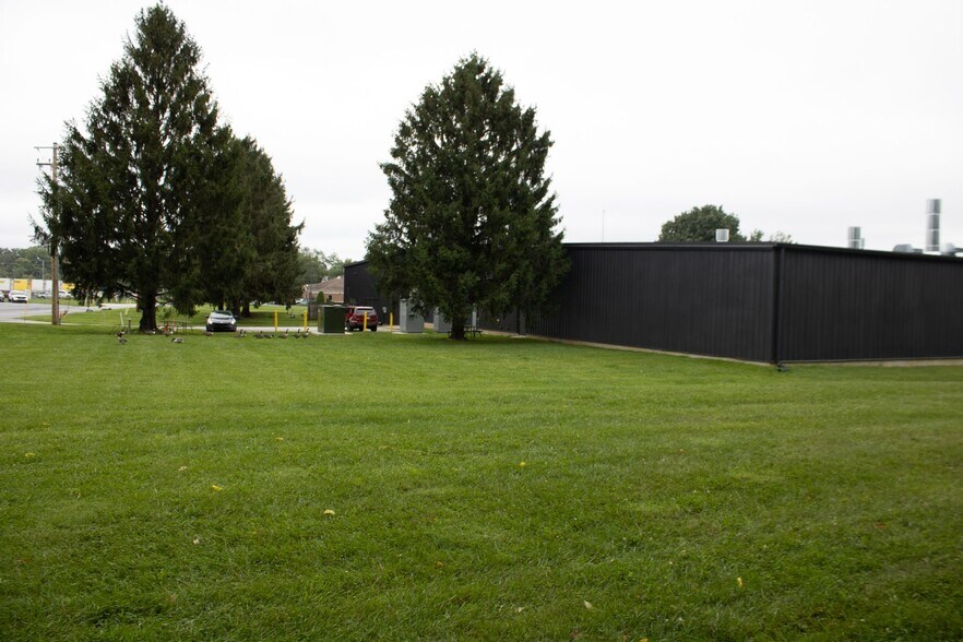 3825 Hartzdale Dr, Camp Hill, PA à louer - Photo de l’immeuble – Image 3 sur 5