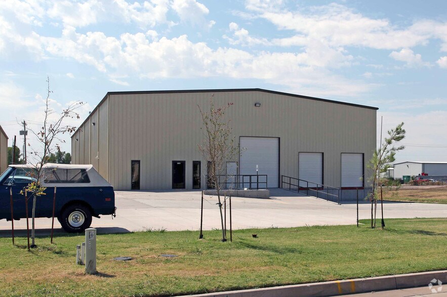9708 NW 6th St, Oklahoma City, OK à louer - Photo de l’immeuble – Image 2 sur 23