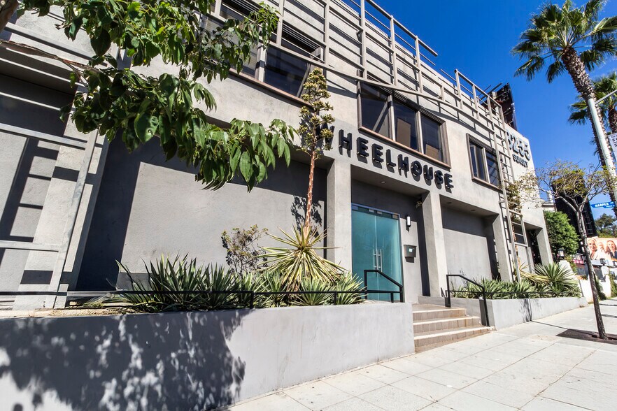 8255 W Sunset Blvd, West Hollywood, CA à louer - Photo de l’immeuble – Image 3 sur 4