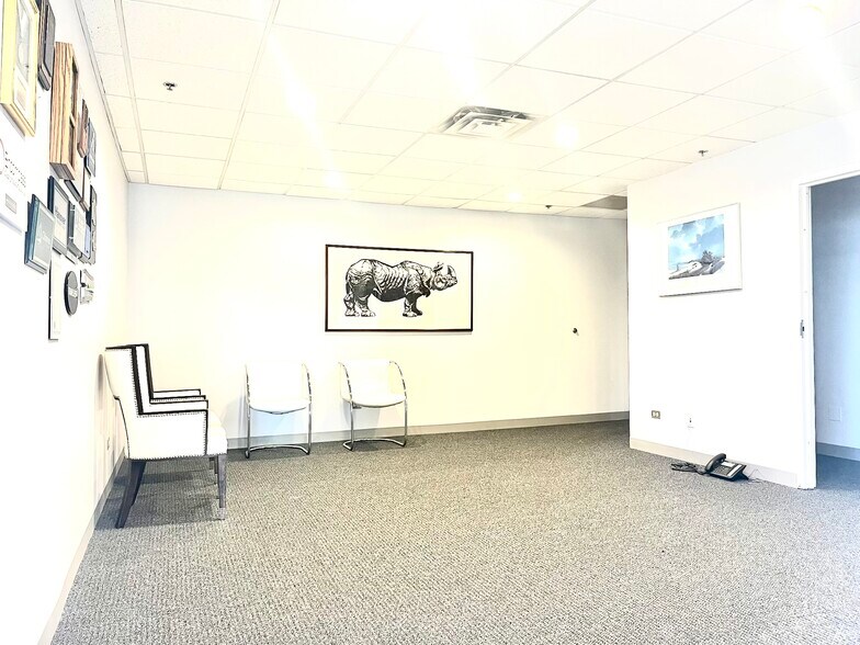 619 Enterprise Dr, Oak Brook, IL à louer - Photo de l’immeuble – Image 2 sur 18