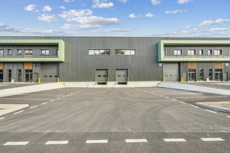 Industriel/Logistique dans Graveson à louer Photo de l’immeuble– Image 1 sur 15