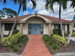 12660 World Plaza Ln, Fort Myers, FL à louer Photo de l’immeuble– Image 1 sur 7