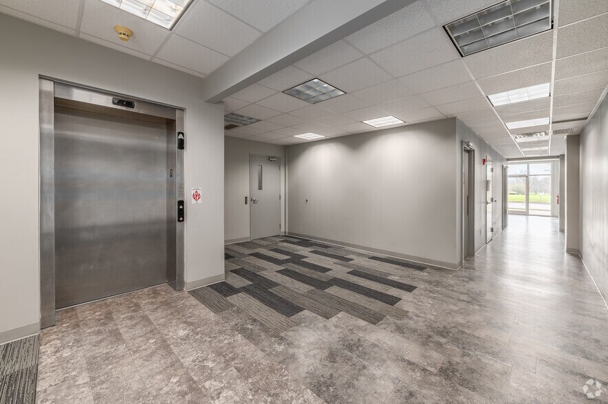 21111 Chagrin Blvd, Beachwood, OH à louer - Hall d’entrée – Image 2 sur 10