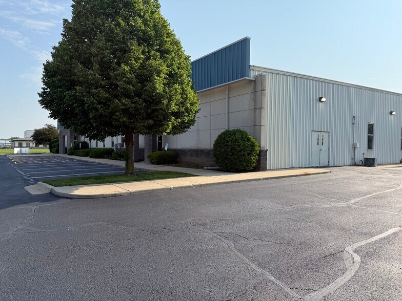4055 Steele Dr, Machesney Park, IL à louer - Photo de l’immeuble – Image 3 sur 7