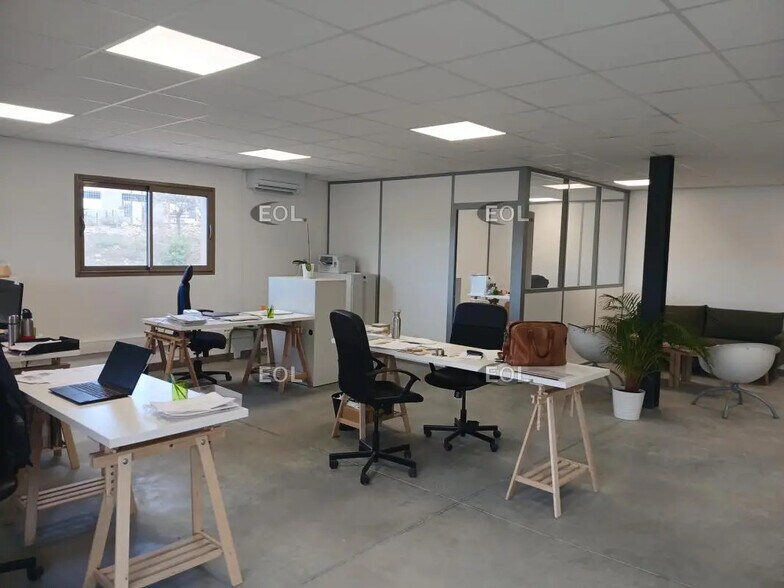 Local d’activités dans Boulbon à louer - Photo de l’immeuble – Image 3 sur 5