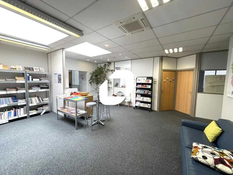 Bureau dans Villeurbanne à louer - Photo de l’immeuble – Image 3 sur 10