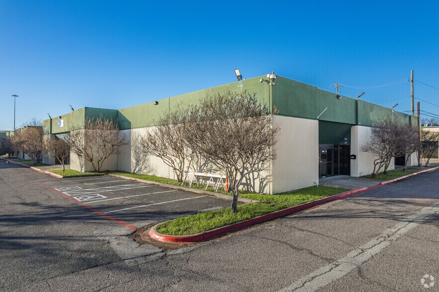 2429-2458 Walnut Ridge St, Dallas, TX à louer - Photo de l’immeuble – Image 1 sur 21