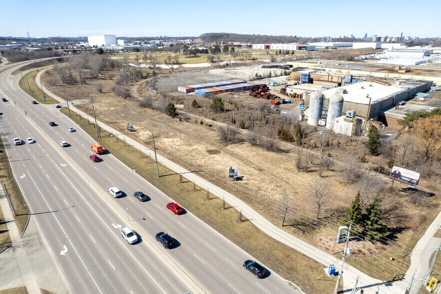 535 Manitou Dr, Kitchener, ON à louer - Photo de l’immeuble – Image 2 sur 2
