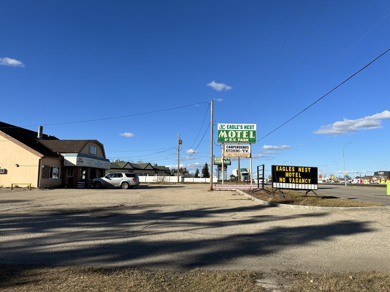 3515 Caxton St, Whitecourt, AB à louer - Photo de l’immeuble – Image 3 sur 4