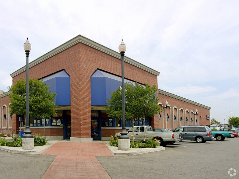 111 N Main St, Santa Ana, CA à louer - Photo de l’immeuble – Image 2 sur 5