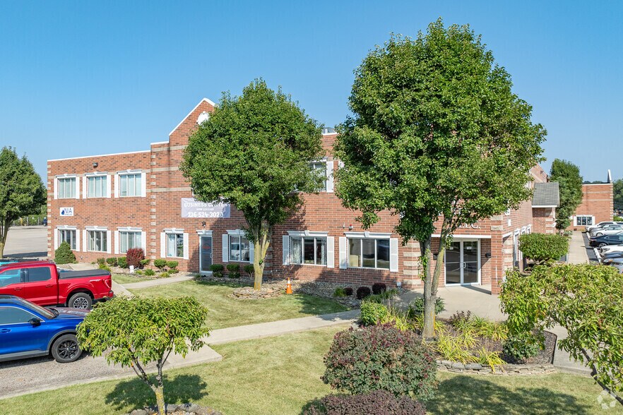7535-7735 Granger Rd, Valley View, OH à louer - Photo de l’immeuble – Image 3 sur 7