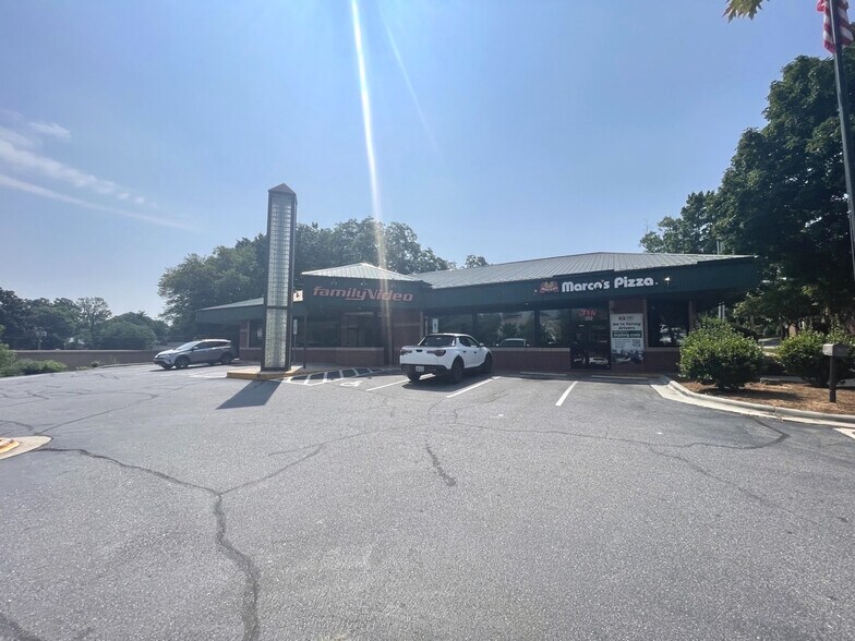 200 E Front St, Statesville, NC à louer - Photo de l’immeuble – Image 2 sur 4