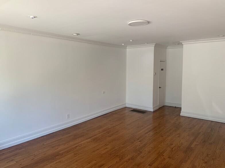 975 Northern Blvd, Manhasset, NY à louer - Photo de l’immeuble – Image 3 sur 6