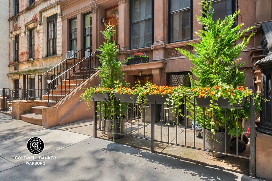 132 W 73rd St, New York, NY à vendre - Photo de l’immeuble – Image 2 sur 10