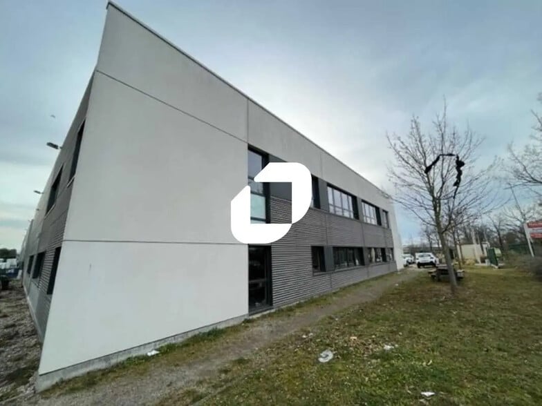 Local d’activités dans Saint-Priest à louer - Photo de l’immeuble – Image 3 sur 13