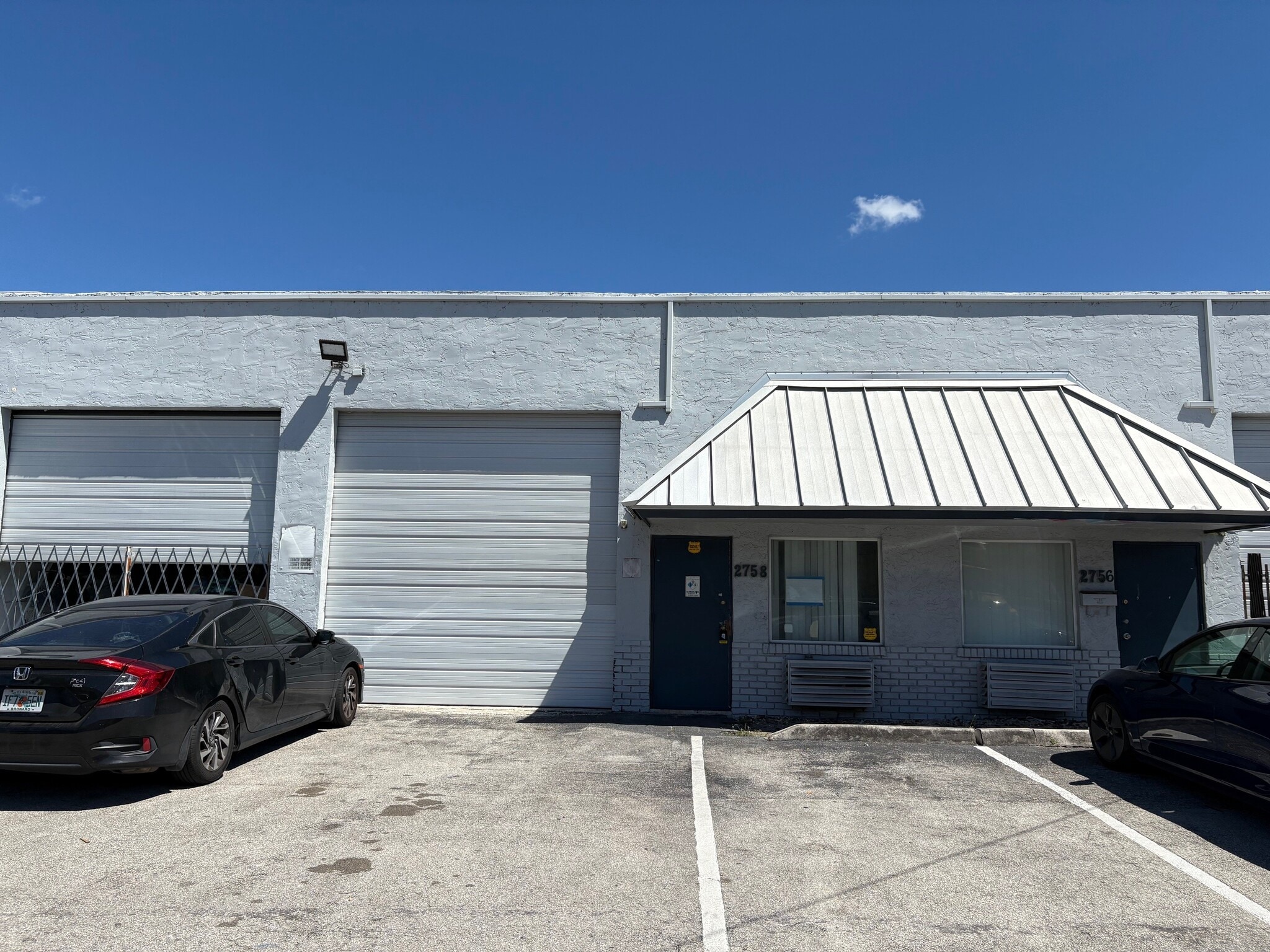 2696 NW 31st Ave, Lauderdale Lakes, FL à louer Photo de l’immeuble– Image 1 sur 2