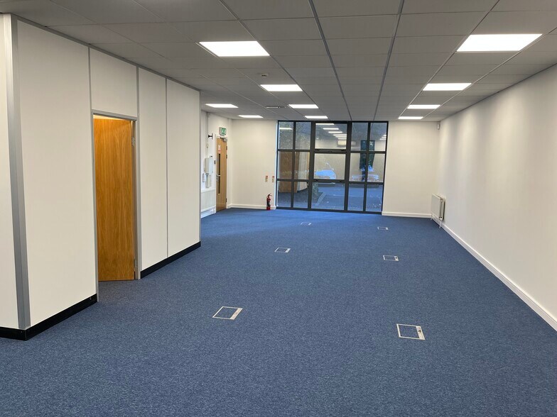 Falcon Dr, Milton Keynes à vendre - Photo de l’immeuble – Image 3 sur 12