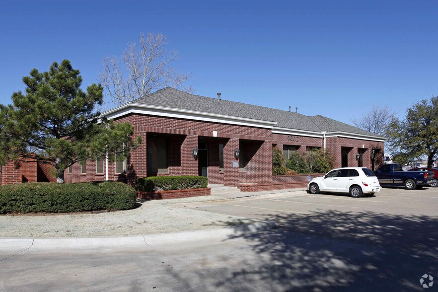 9002 N May Ave, Oklahoma City, OK à louer - Photo principale – Image 1 sur 7