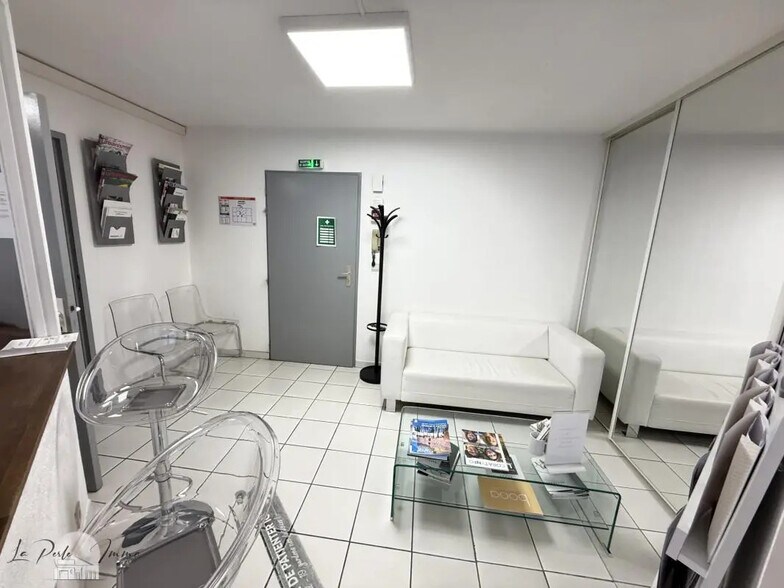 Bureau dans Perpignan à vendre - Hall d’entrée – Image 3 sur 6