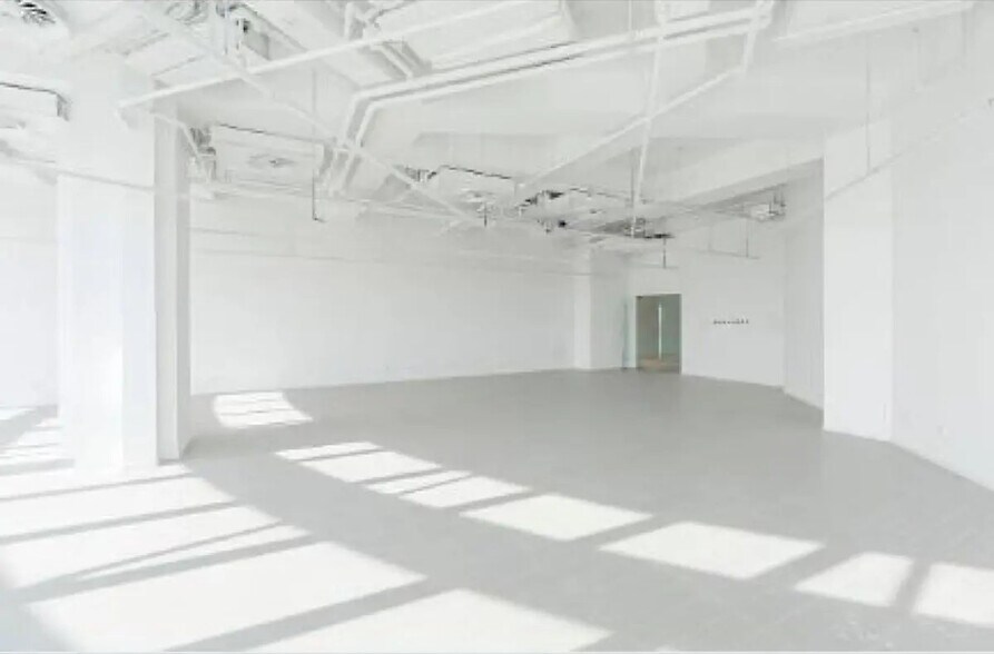 Local d'activités dans Draguignan à vendre - Photo de l’immeuble – Image 2 sur 4