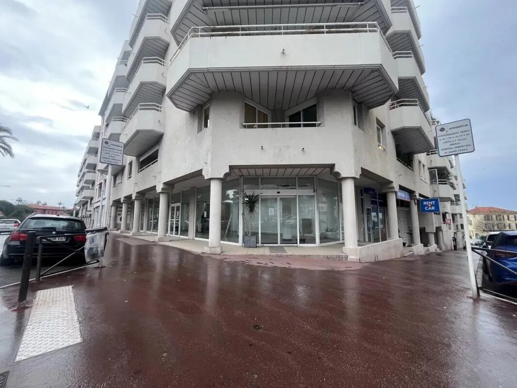Local commercial dans Antibes à louer Photo de l’immeuble– Image 1 sur 11
