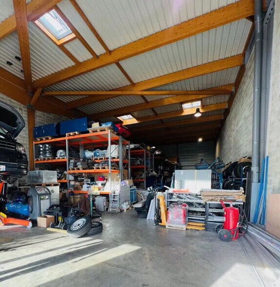 Local d’activités dans Élancourt à louer - Photo de l’immeuble – Image 2 sur 6