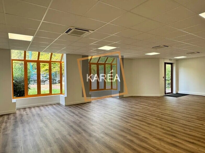 Local d’activités dans Croissy-Beaubourg à louer - Photo de l’immeuble – Image 2 sur 5