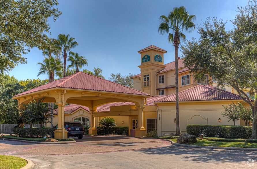 15225 Katy Fwy, Houston, TX à vendre - Photo principale – Image 1 sur 5