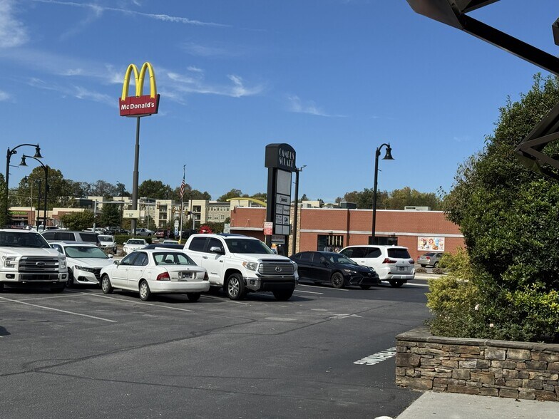 817 W Walnut St, Johnson City, TN à louer - Photo de l’immeuble – Image 2 sur 4