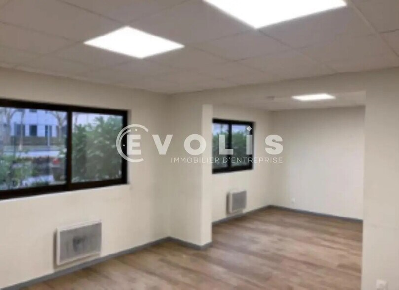 Bureau dans Grigny à louer - Photo intérieure – Image 2 sur 8