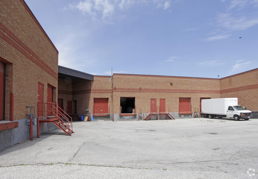 7045 Tranmere Dr, Mississauga, ON à louer - Photo de l’immeuble – Image 2 sur 2