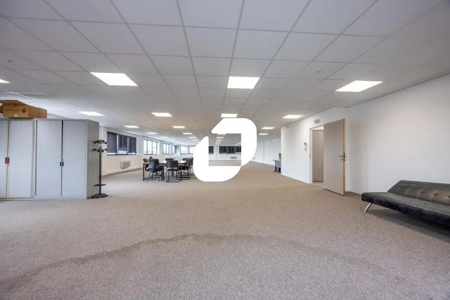 Bureau dans Chanteloup-en-Brie à louer - Photo de l’immeuble – Image 2 sur 7