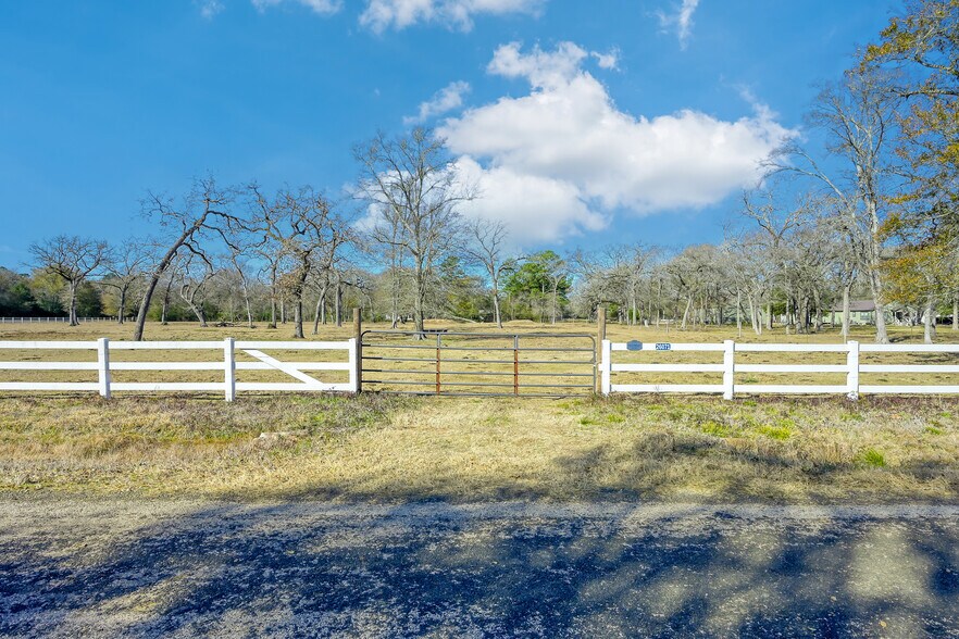 26071 Forest Hills Ln, Waller, TX à vendre - Photo de l’immeuble – Image 3 sur 18