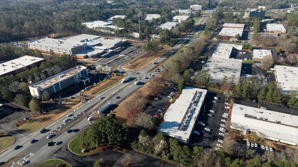 5875 Peachtree Industrial Blvd, Norcross, GA à louer - Photo de l’immeuble – Image 2 sur 8