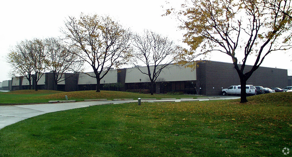 15301 Century Dr, Dearborn, MI à louer - Photo de l’immeuble – Image 2 sur 3