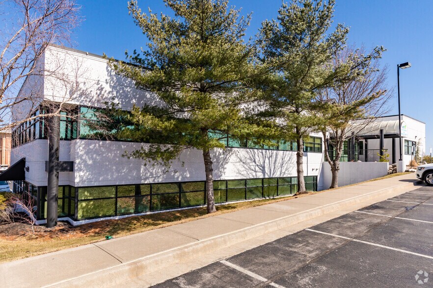 3171 NE Carnegie Dr, Lee's Summit, MO à vendre - Photo de l’immeuble – Image 3 sur 5