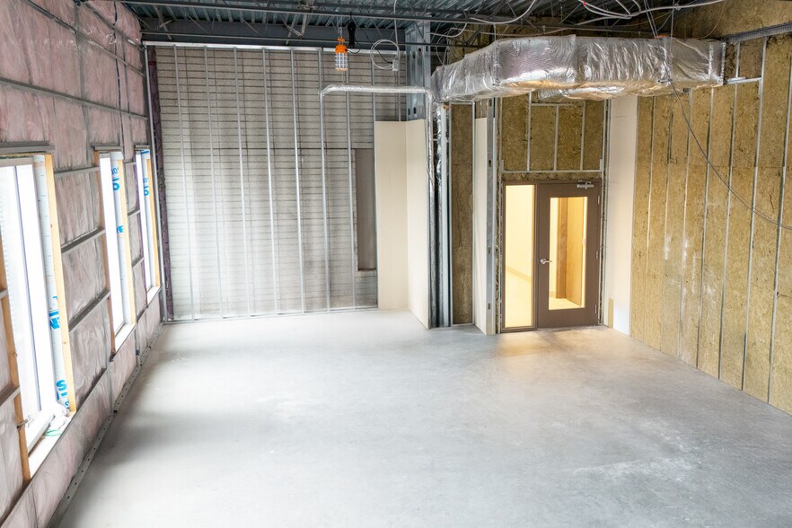 906 Rue Principale, Granby, QC à louer - Photo de l’immeuble – Image 3 sur 3
