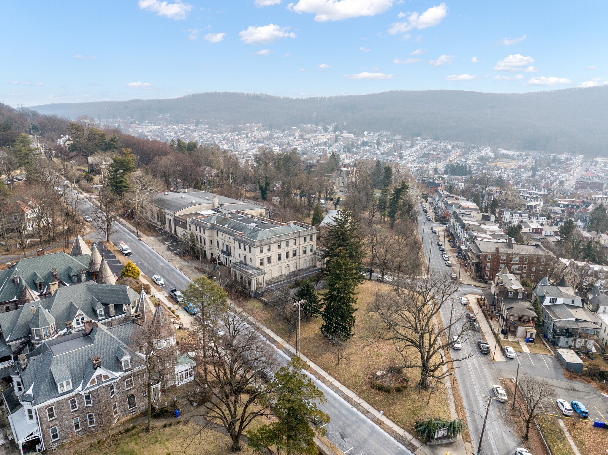 Former Central Catholic portefeuille de 2 biens à vendre sur LoopNet.fr Photo de l’immeuble– Image 1 sur 19