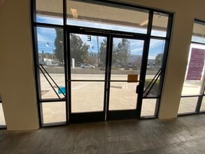 21301 Vanowen St, Canoga Park, CA à louer Photo intérieure– Image 2 sur 4