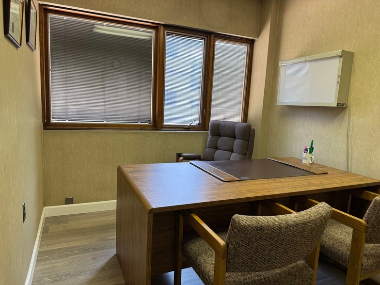 200 Perrine Rd, Old Bridge, NJ à vendre - Photo intérieure – Image 3 sur 7