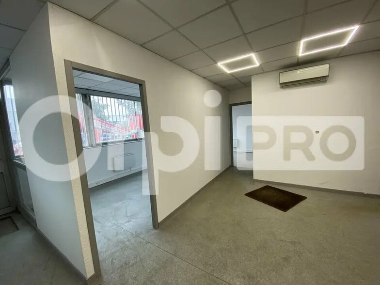 Local d’activités dans Vaulx-en-Velin à louer - Photo de l’immeuble – Image 3 sur 5