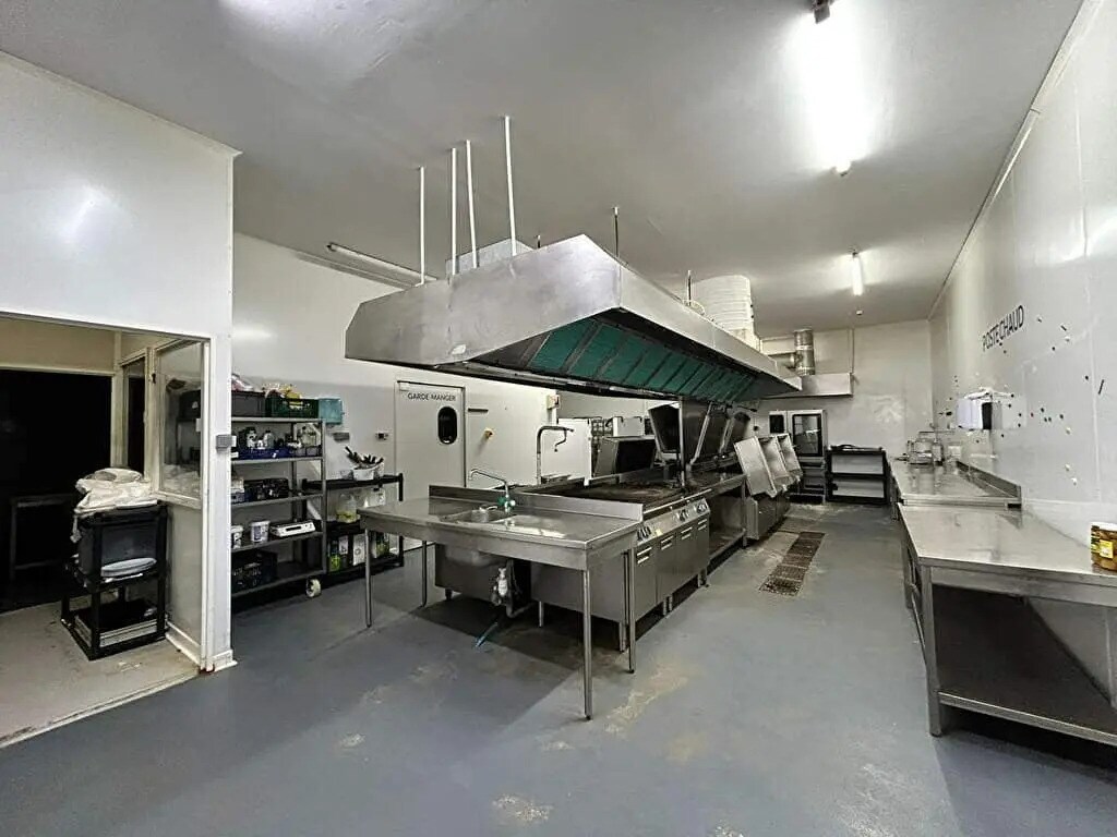 Local d’activités dans L'ISLE-SUR-LA-SORGUE à louer Photo intérieure– Image 1 sur 21