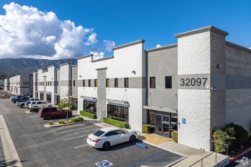 32097 Corydon Rd, Lake Elsinore, CA à louer - Photo de l’immeuble – Image 2 sur 9
