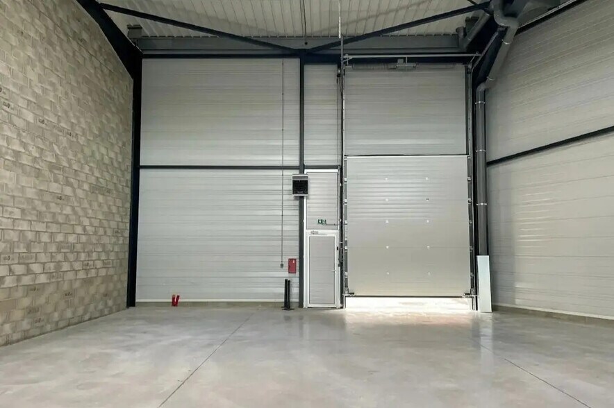 Local d'activités dans Marines à vendre - Photo de l’immeuble – Image 3 sur 14
