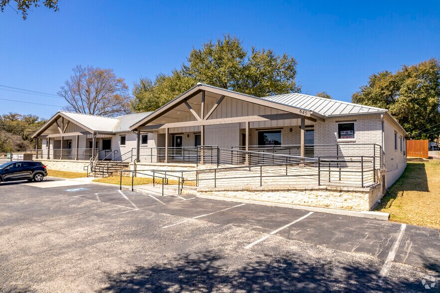 645 Floral Ave, New Braunfels, TX à louer - Photo principale – Image 1 sur 12