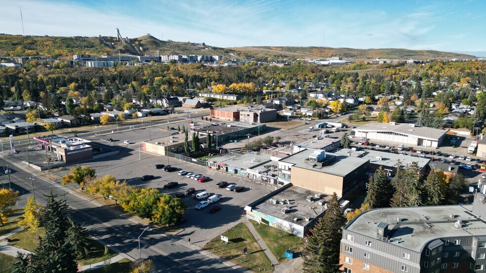 68-7930 Bowness Rd NW, Calgary, AB à louer - Photo de l’immeuble – Image 2 sur 3