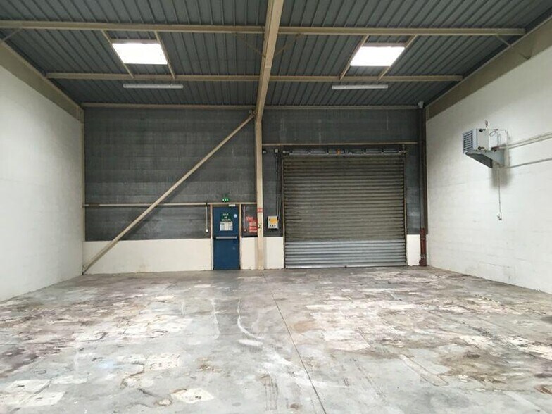 Local d’activités dans Orly à louer - Photo de l’immeuble – Image 2 sur 7