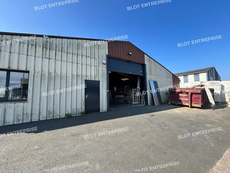 Local d'activités dans Tinténiac à vendre - Photo de l’immeuble – Image 1 sur 5