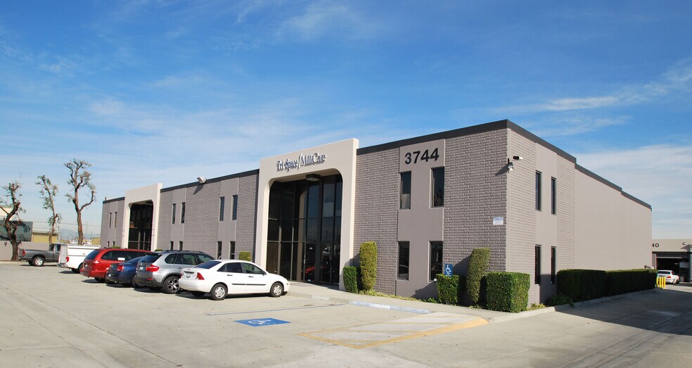 3700 N Industry Ave, Lakewood, CA à louer - Photo de l’immeuble – Image 3 sur 6