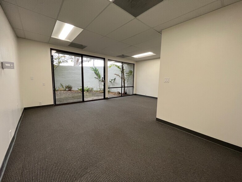 351 Hitchcock Way, Santa Barbara, CA à louer - Photo de l’immeuble – Image 2 sur 13